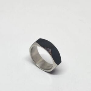 Anillo acero quirúrgico 316 esmaltado negro facetado
