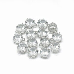 Dije de gema de zirconia con detalles plateados