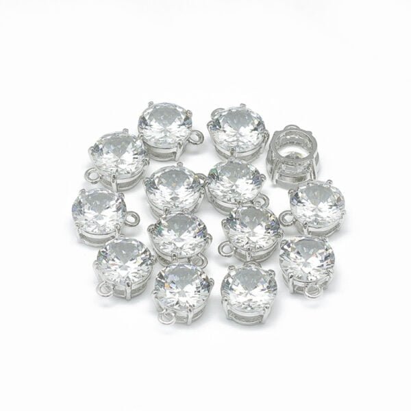 Dije de gema de zirconia con detalles plateados