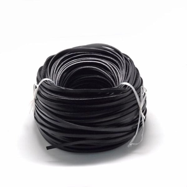 Cordón de cuero chato negro