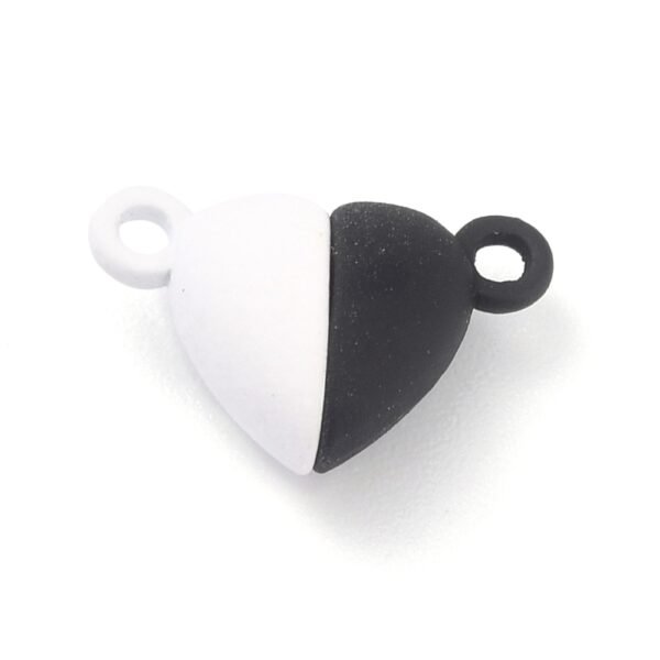DIJE DE IMAN CON FORMA DE CORAZON BLANCO Y NEGRO