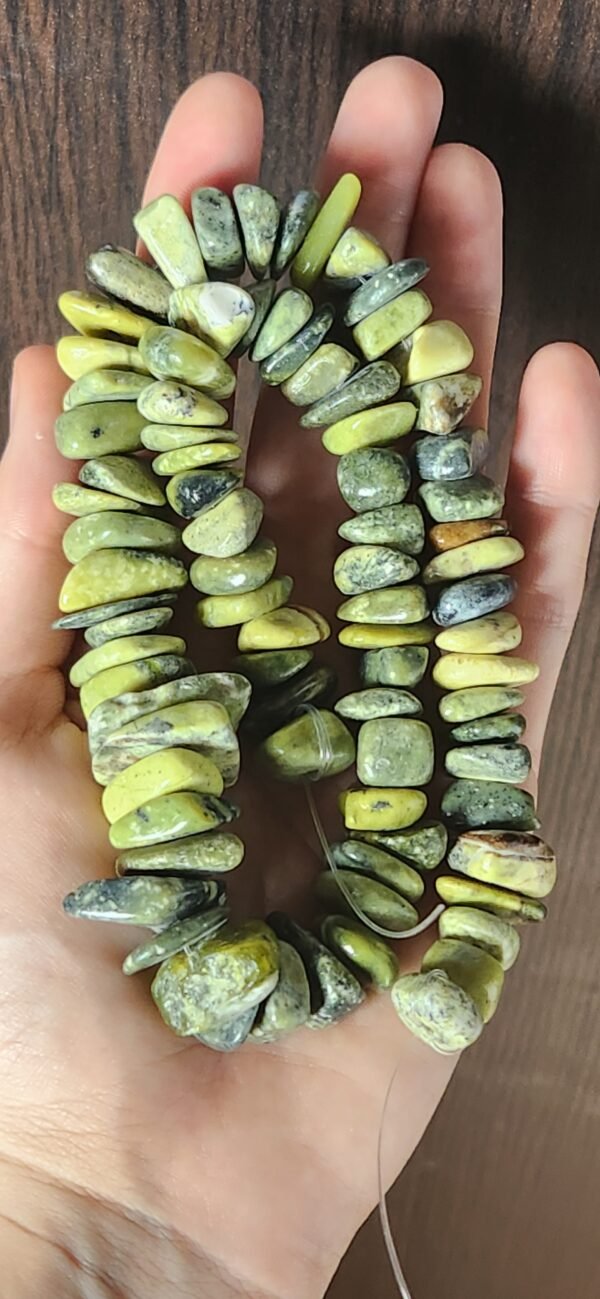 Tira de piedras irregulares de serpentina natural