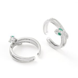 Anillo ajustable plateado de serpiente con circones verdes