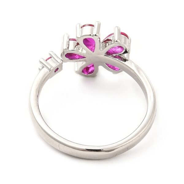 Anillo flor bañado en platino con circones fucsias - Imagen 2