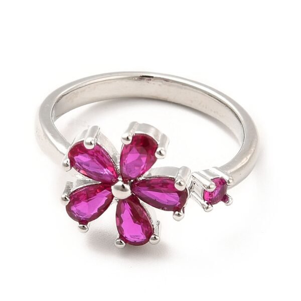 Anillo flor bañado en platino con circones fucsias