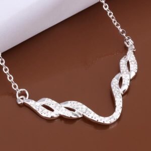 Collar blanco con microcircones transparentes
