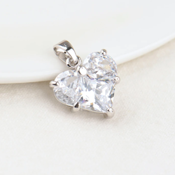 Dije de corazón bañado en platino con circón transparente