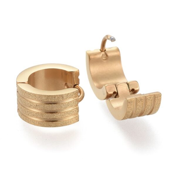 PAR DE AROS CUBANOS ARENADOS DE ACERO DORADO