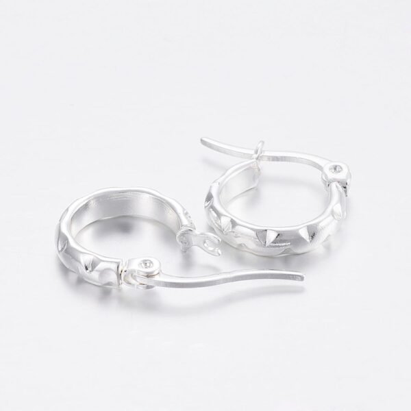 Par de argollitas de acero aros blancos - Imagen 2