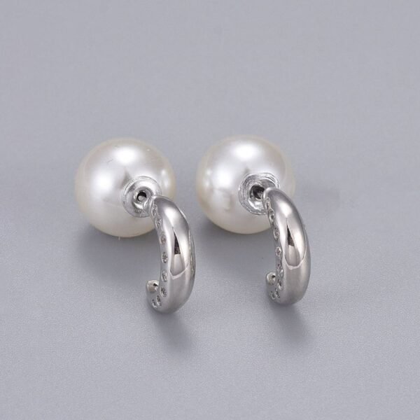 Par de aros perlas con luna bañados en platino