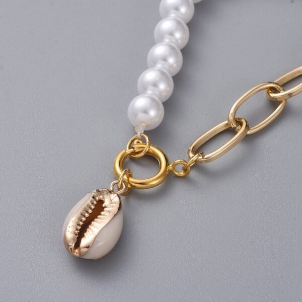Pulsera dorada con caracol y perlas - Imagen 2