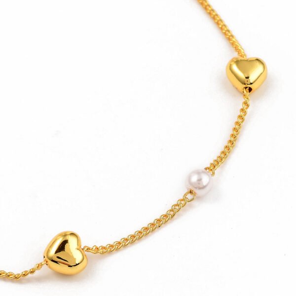 Pulsera dorada con corazones y perlas blancas - Imagen 2