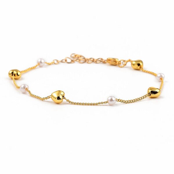 Pulsera dorada con corazones y perlas blancas