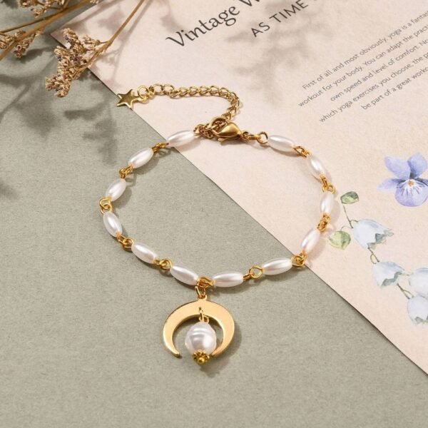 Pulsera dorada con perlas alargadas y dije de luna - Imagen 3
