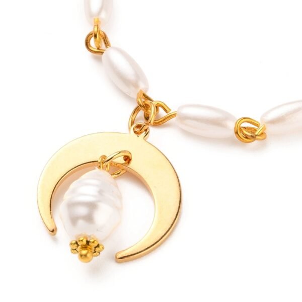 Pulsera dorada con perlas alargadas y dije de luna - Imagen 2