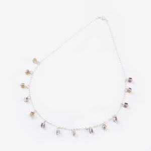 Collar blanco con cubitos colgantes