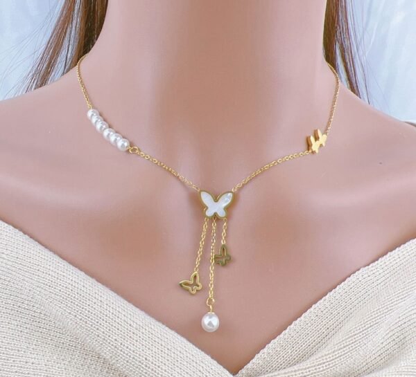 Collar butterfly pearl