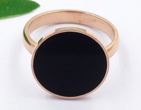 Anillo gold rose con piedra negra