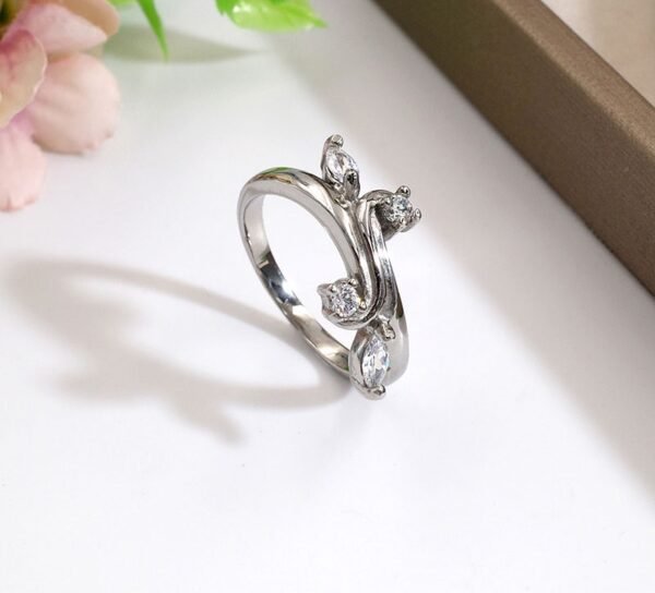 Anillo hojitas de circones