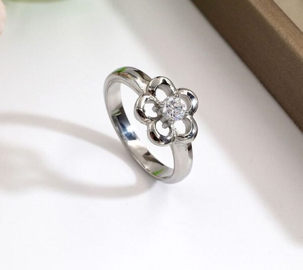 Anillo flor con circón