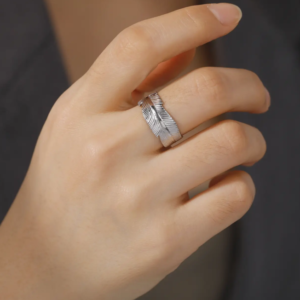 Anillo plateado pluma (talle 7)