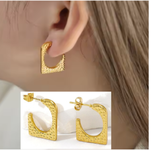 Aros dorados delicados con textura