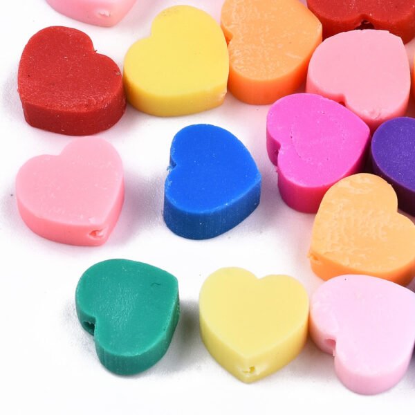 Tira dijes pasantes de fimo corazones de colores