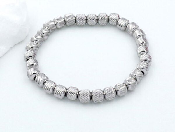 Pulsera plateada cuentas talladas 6mm