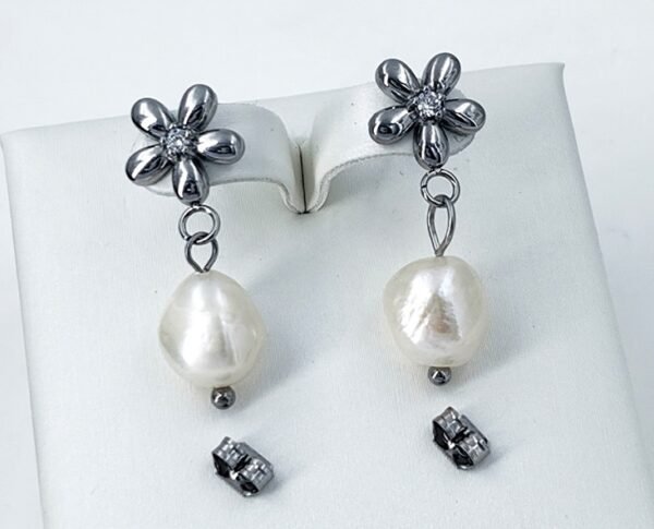 Aros plateados colgantes flores
