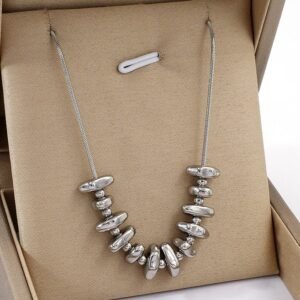 Collar plateado con cuentas irregulares