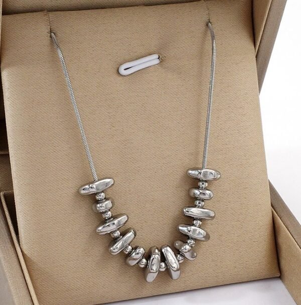 Collar plateado con cuentas irregulares