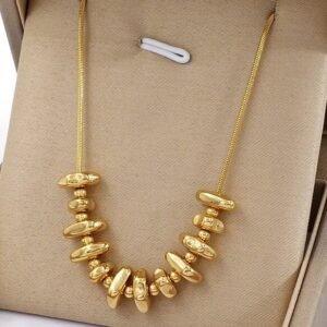 Collar dorado con cuentas irregulares