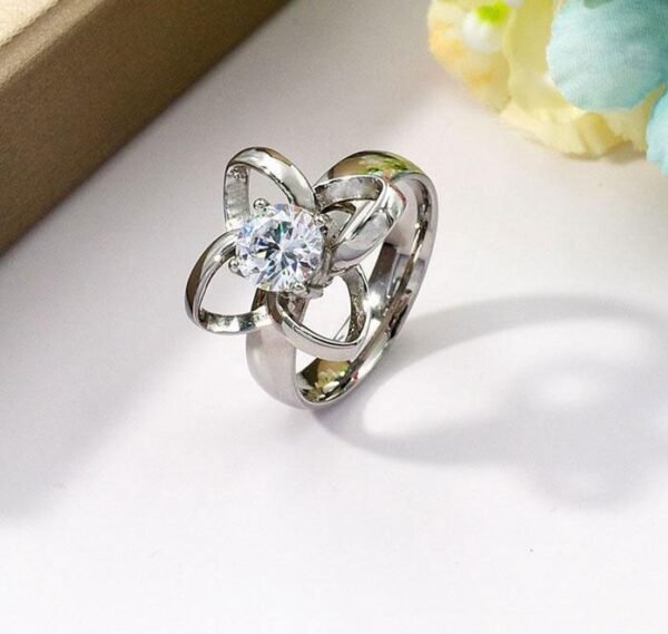 Anillo flor con circón