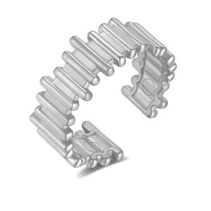 Anillo plateado irregular