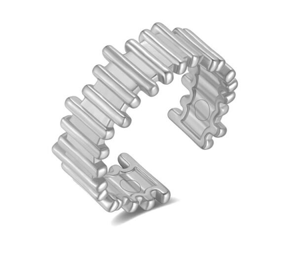 Anillo plateado irregular