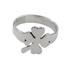 Anillo plateado trébol de la suerte  (talle 6)